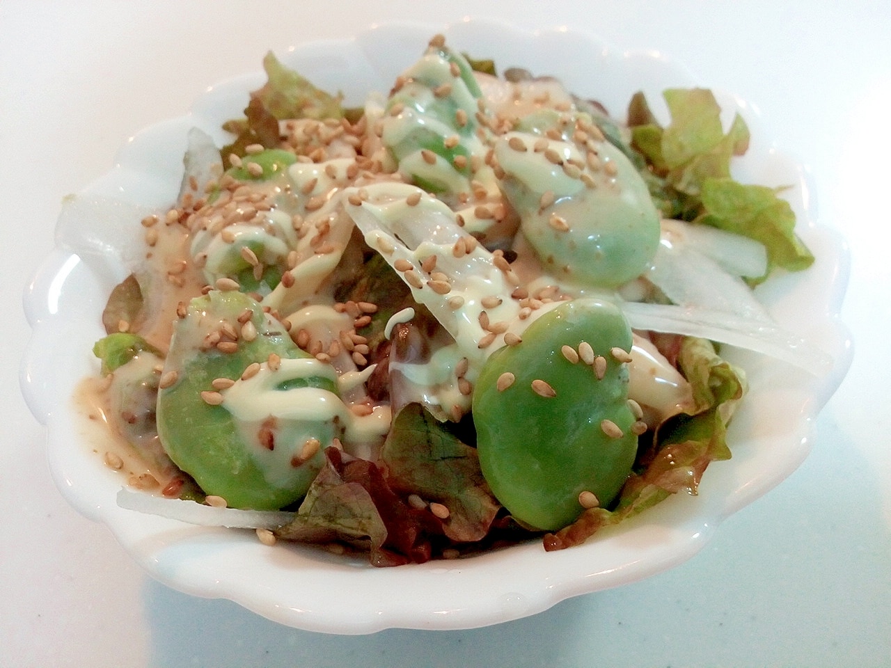 サニーレタスと新玉ねぎとそら豆のごまサラダ レシピ・作り方 by ぷ