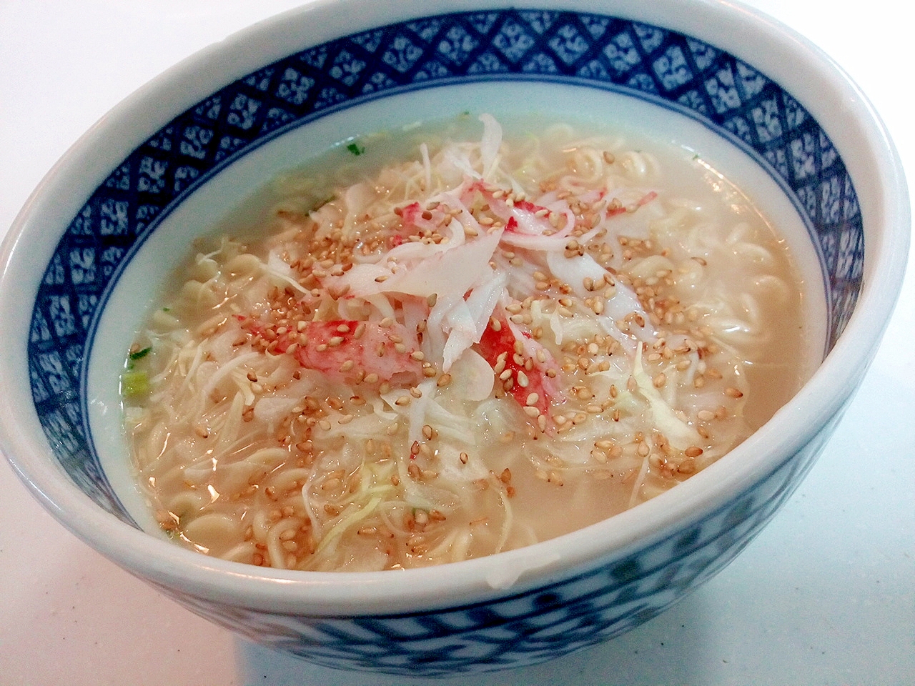 千切りキャベツとシーサラダと白ごまの豚骨ラーメン