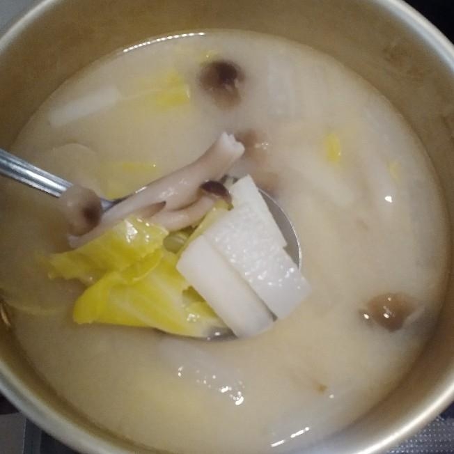 大根とキャベツとしめじのお味噌汁