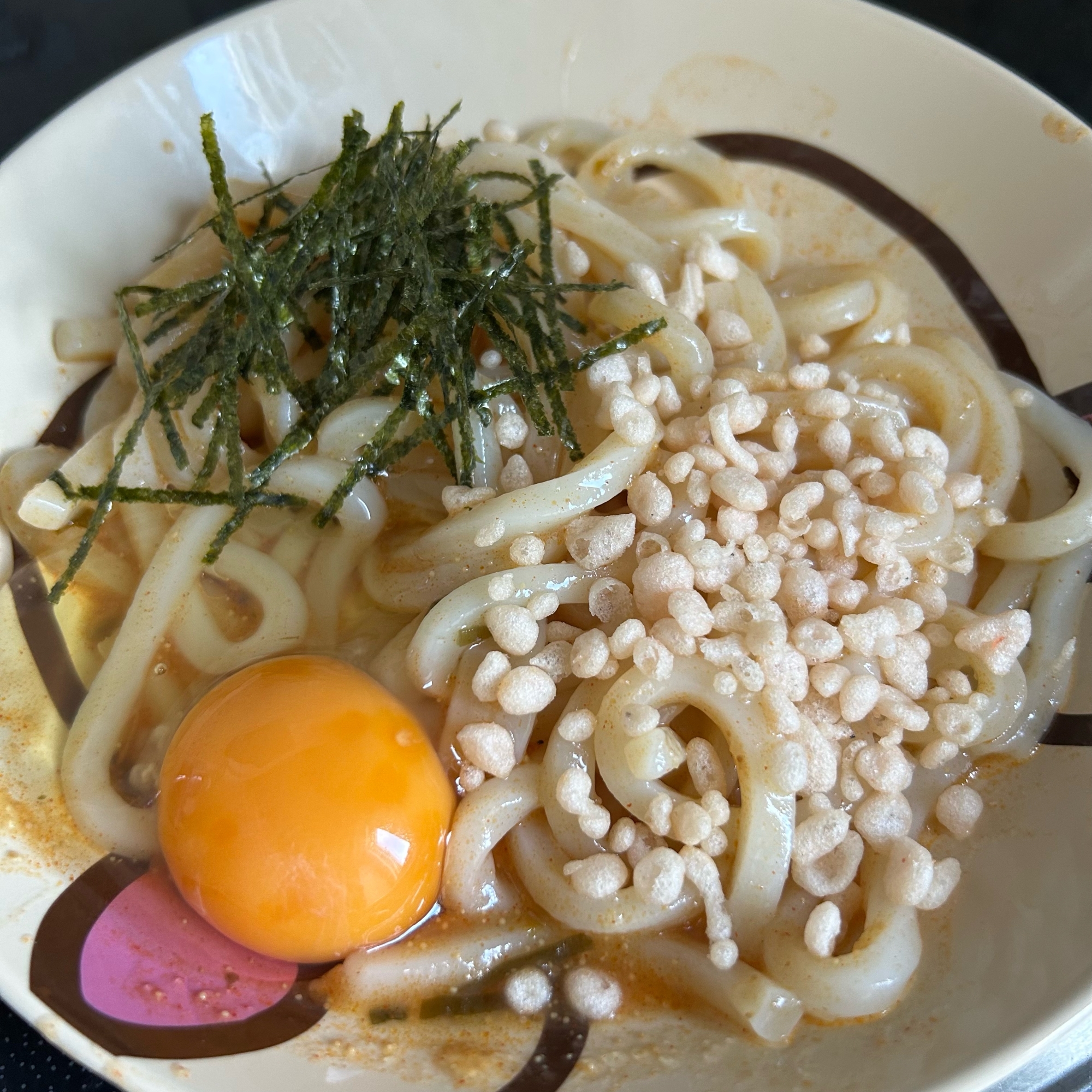 天かすと卵黄、刻みのりがのっている明太釜たまうどん