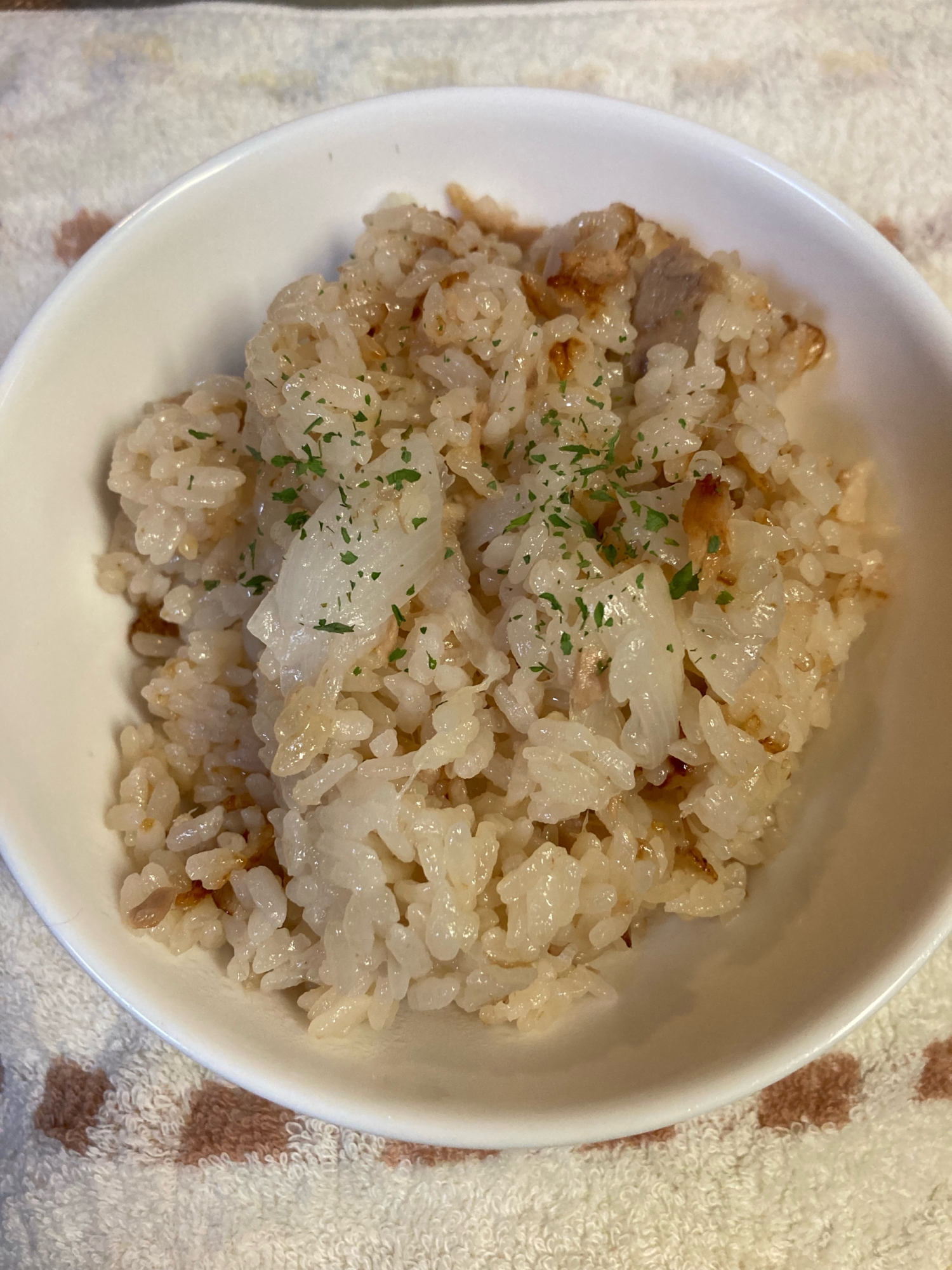 しっとり美味♡新玉ねぎとツナ缶の炊き込みご飯