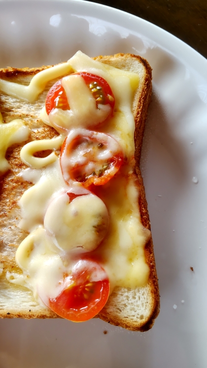 トマトのチーズトースト