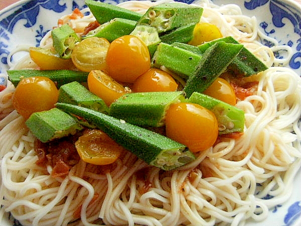 焼き梅干のツユで❤そうめん♪（オクラ＆ミニトマト）