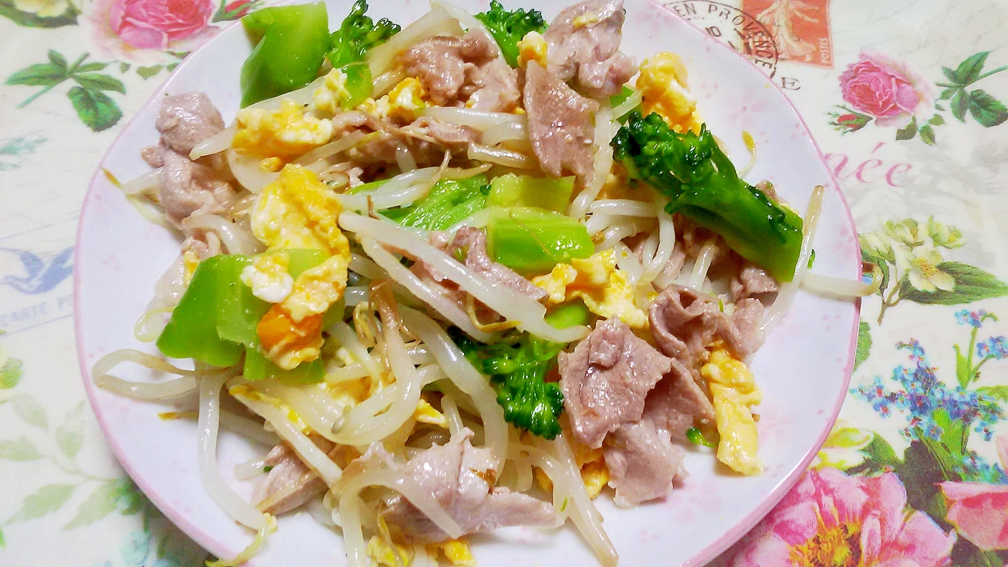 もやしとブロッコリー、豚肉と卵の炒め物