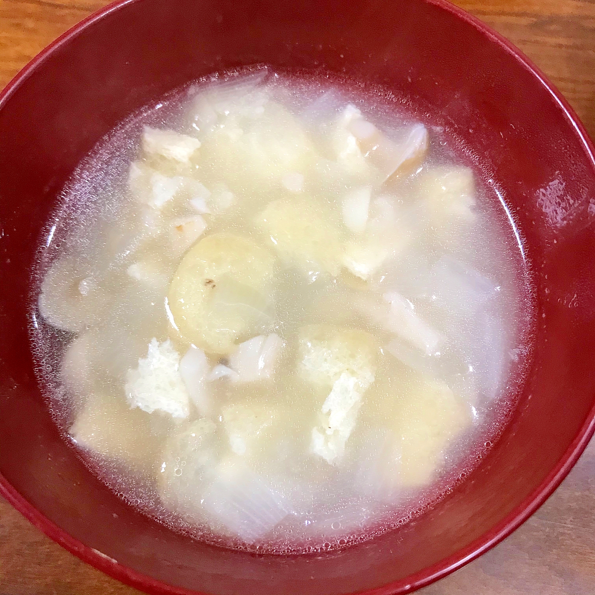 玉ねぎ、しめじ、油揚げの中華スープ