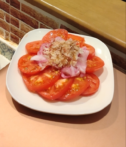 トマトとレッドオニオンの枯れ節サラダ
