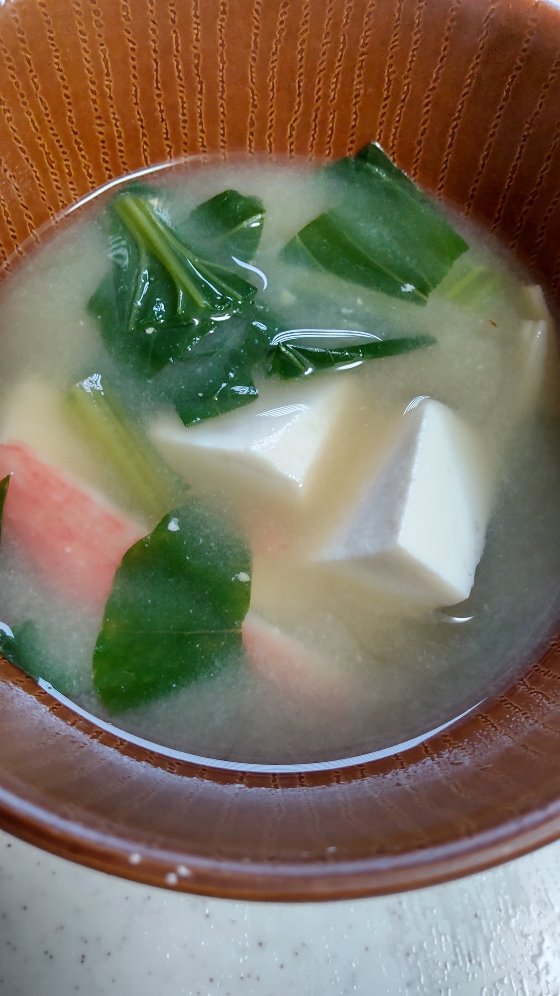 豆腐と小松菜とカニかまのお味噌汁