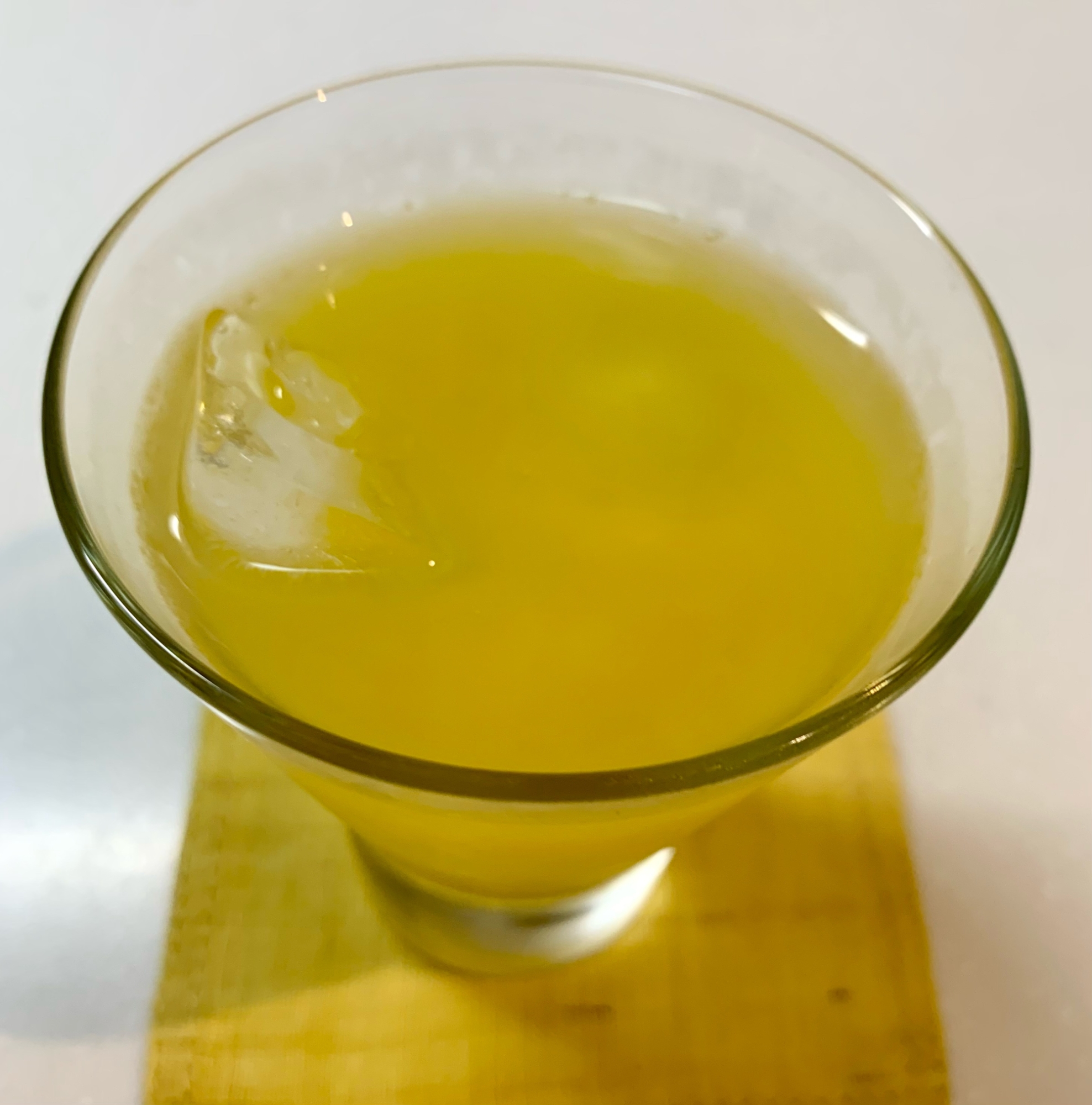 グラスに入ったジンとリモンチェッロ