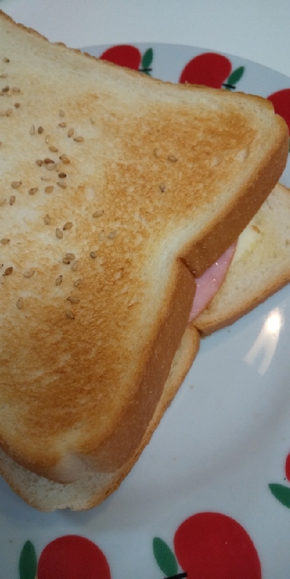 あけましておめでとうございます♪お餅も好きだけど、今日は香ばし美味し朝ごパンいただきました☆今年もよろしくお願いいたします～(*´ω｀*)♡