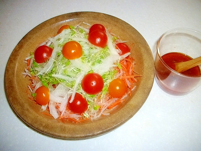 スプラウトと野菜のサラダ