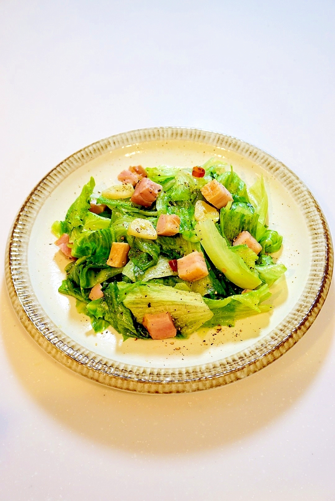 簡単にイタリア風炒め物！レタスのペペロンチーノ