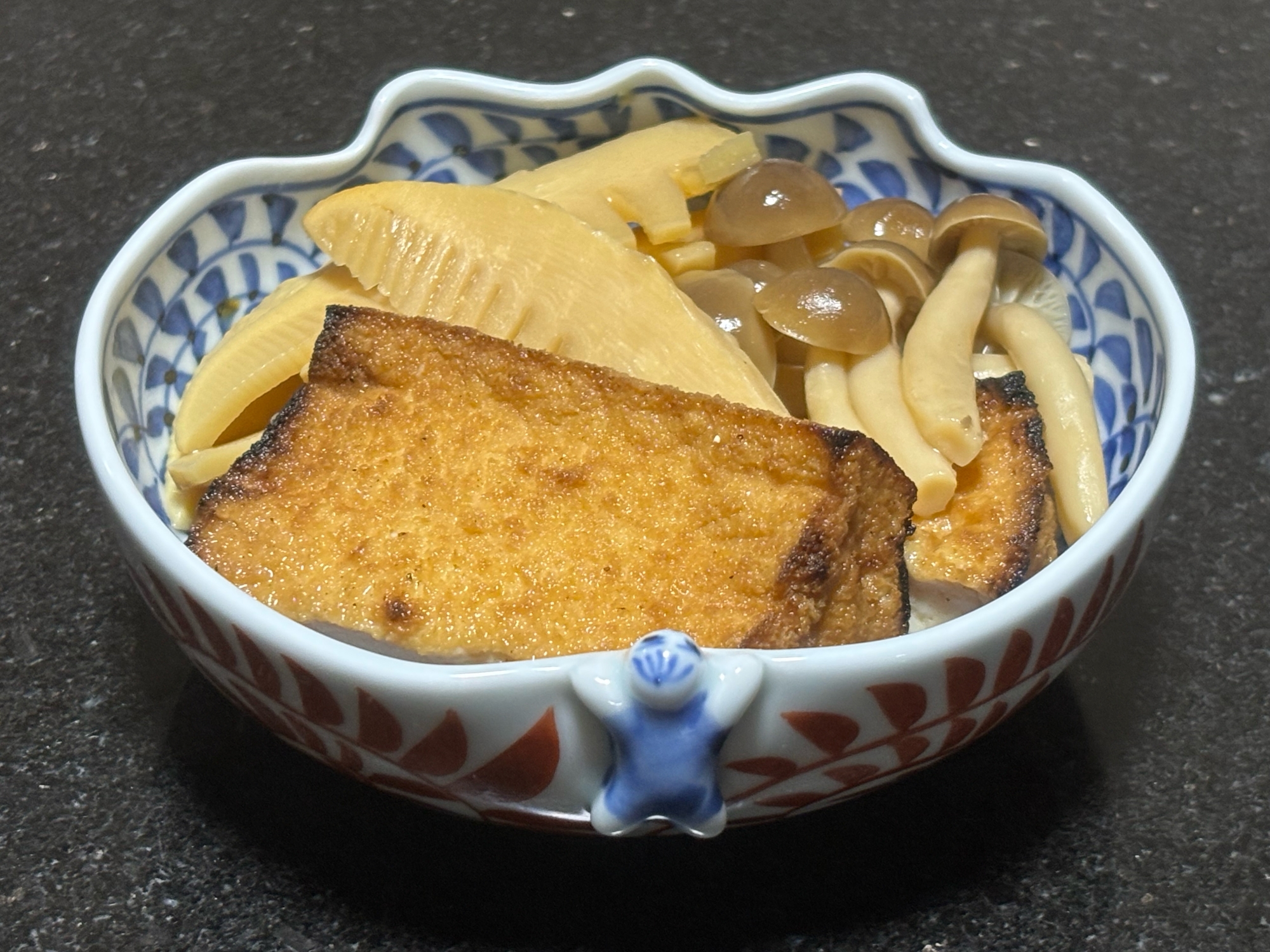 香ばしく焼いた絹揚げとタケノコの煮物
