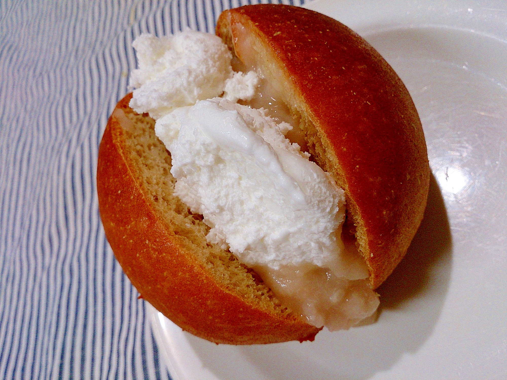 白あんとホイップクリームの丸パン