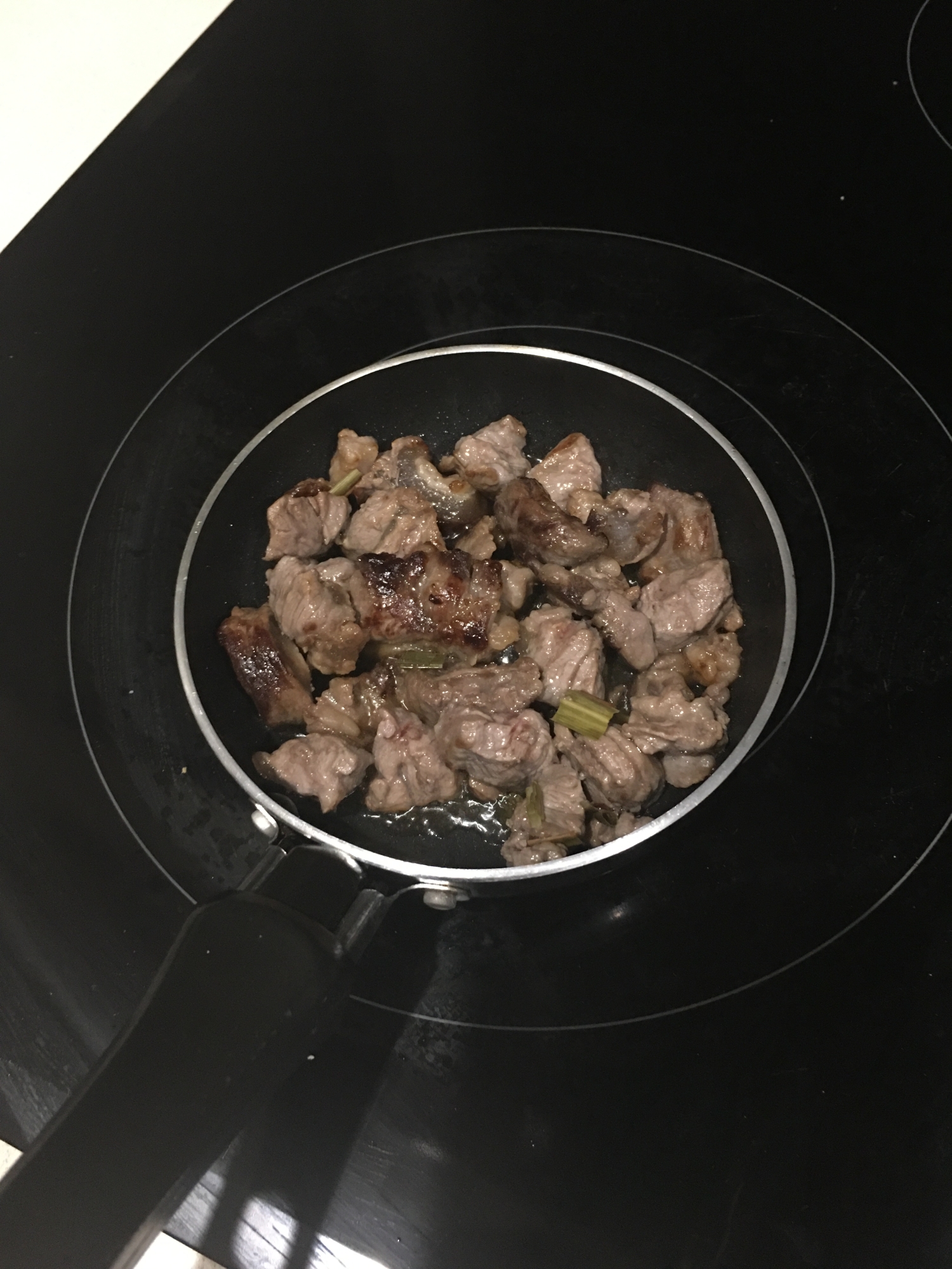 細切れ牛肉を炒め