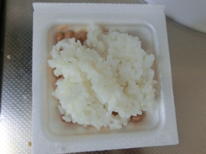 こちらは今日のね＾＾納豆混ぜてご飯をのせる～流れ作業☆