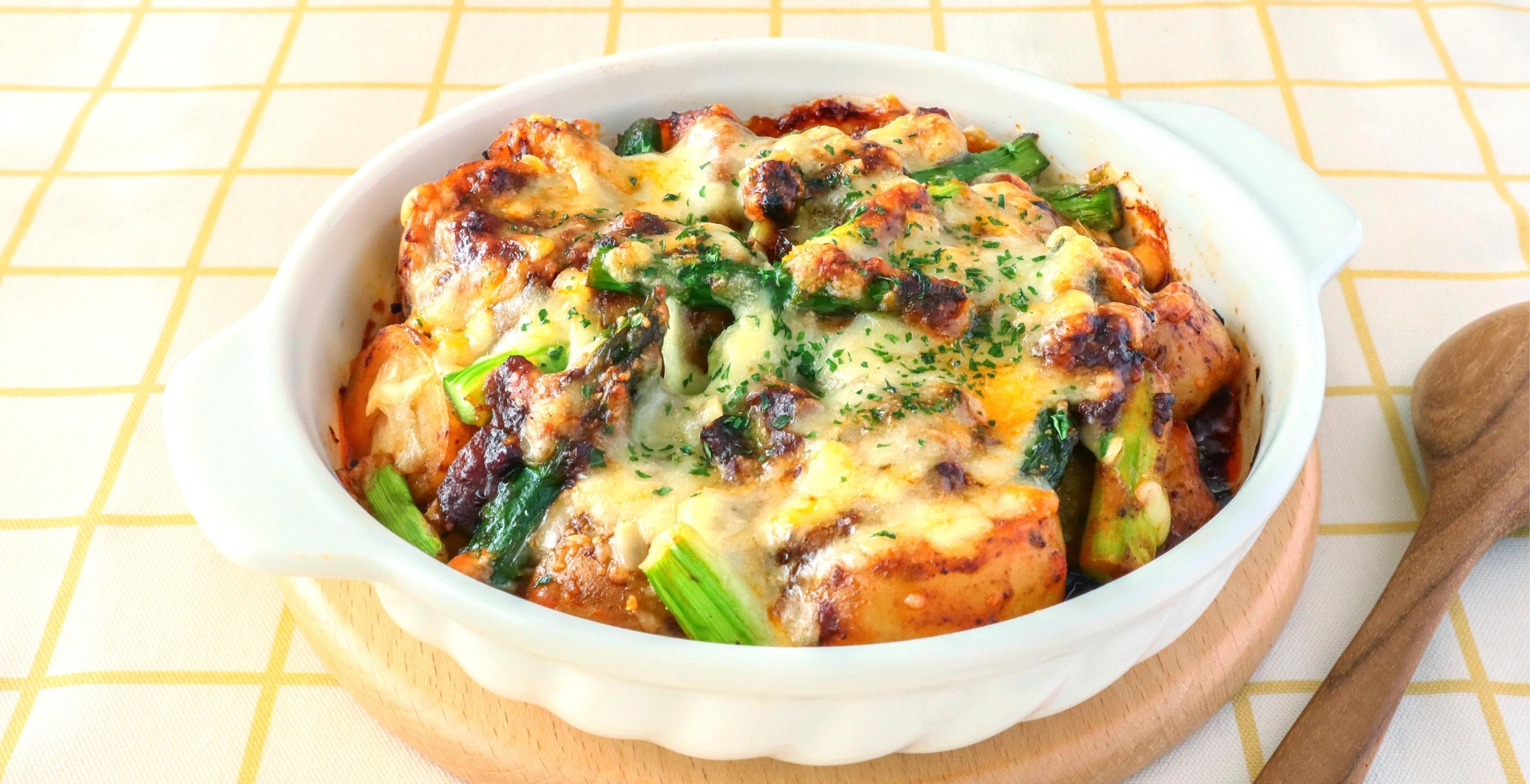 新じゃがいもとアスパラガスのボロネーゼグラタン