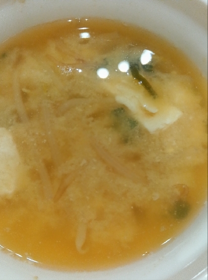 お椀にお湯を注ぐだけ♪簡単豆苗の味噌汁
