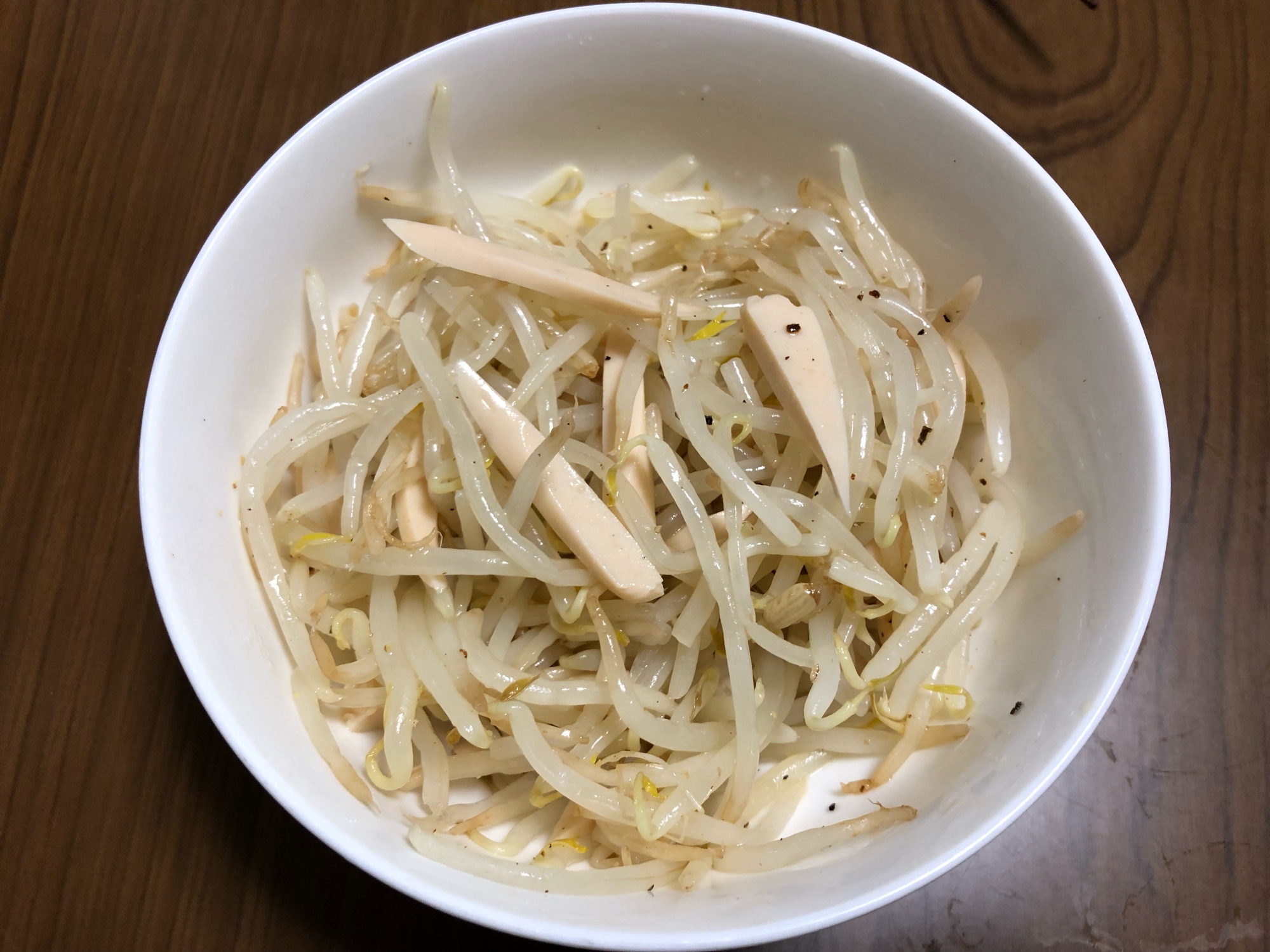 電子レンジで簡単♡もやしと魚肉ソーセージのサラダ