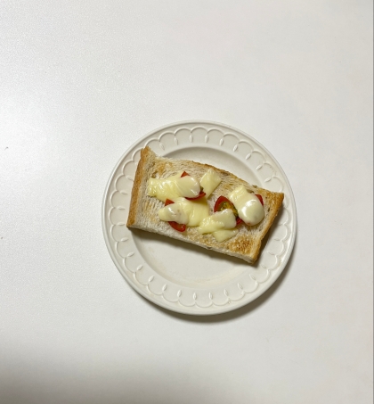 トマトとゆかりのチーズトースト