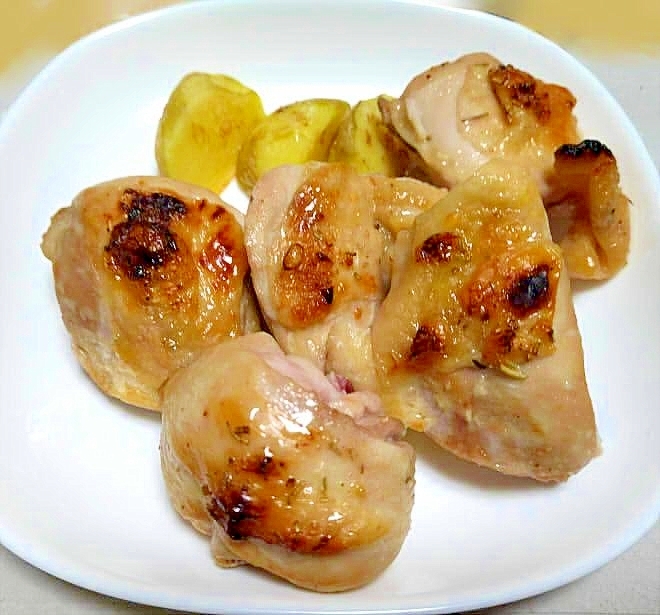 塩麹で漬けた骨付き鶏肉のグリル焼き