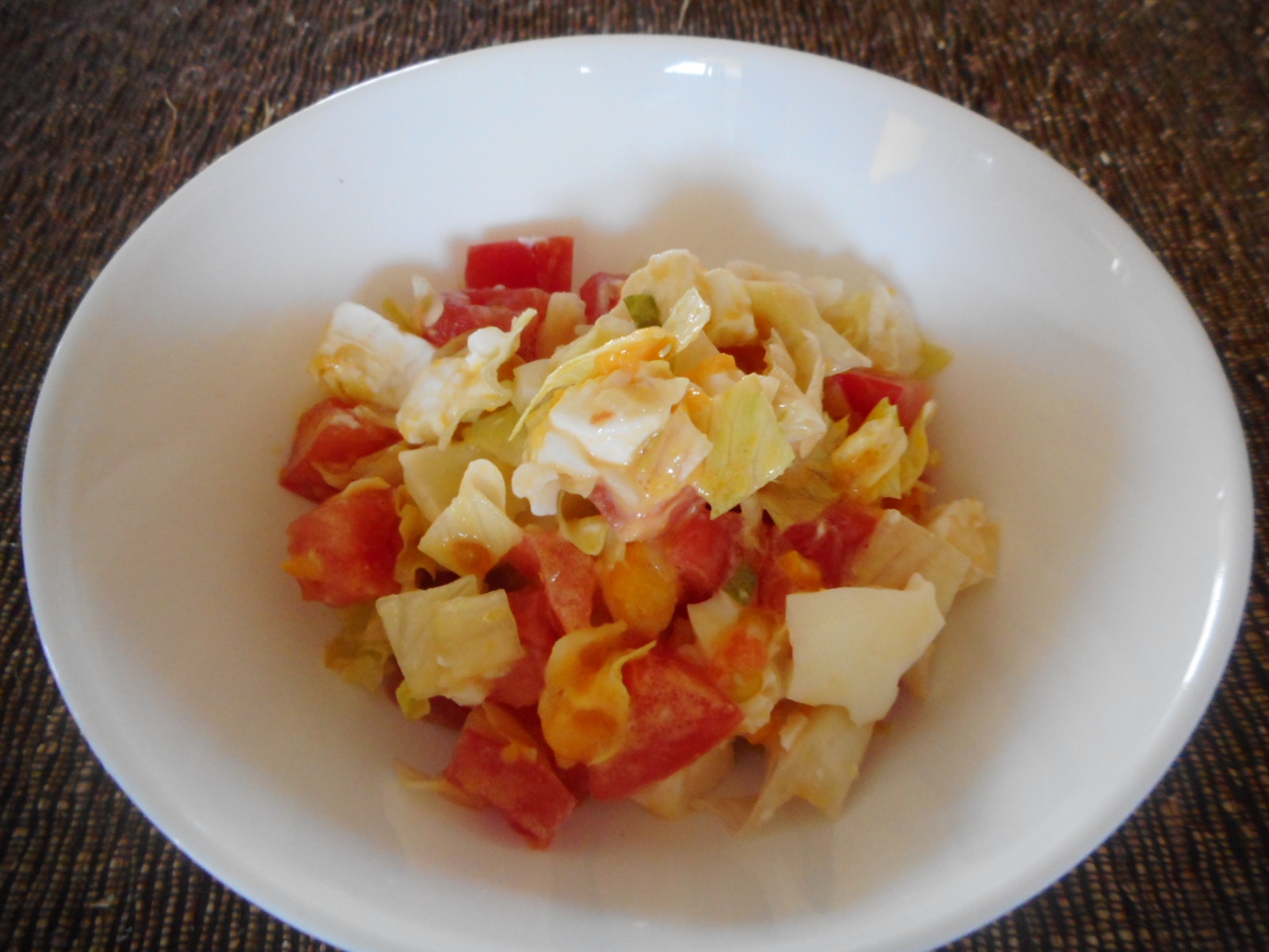 クリームチーズと卵のトマトレタスサラダ