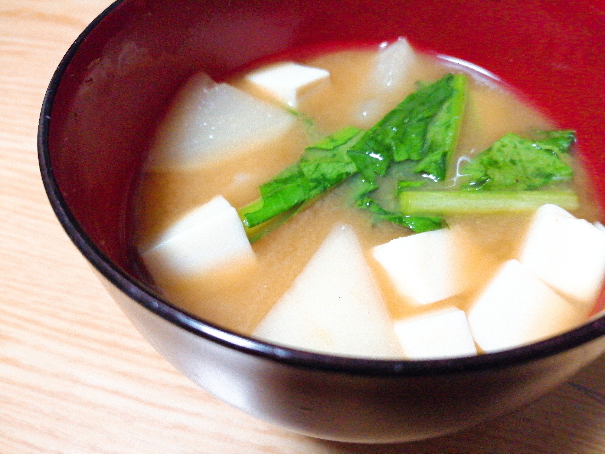 豆腐とかぶとかぶの葉の味噌汁