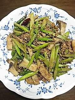 アスパラとキノコと挽き肉のピリ辛炒め