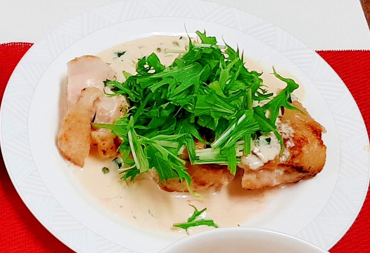 皿に盛られたチキンソテー