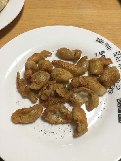 鶏皮にハマってます。
油を取り続けるのがポイントですね。