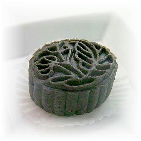 皮生地＆中餡に練りごま入り「黒麻米月餅」