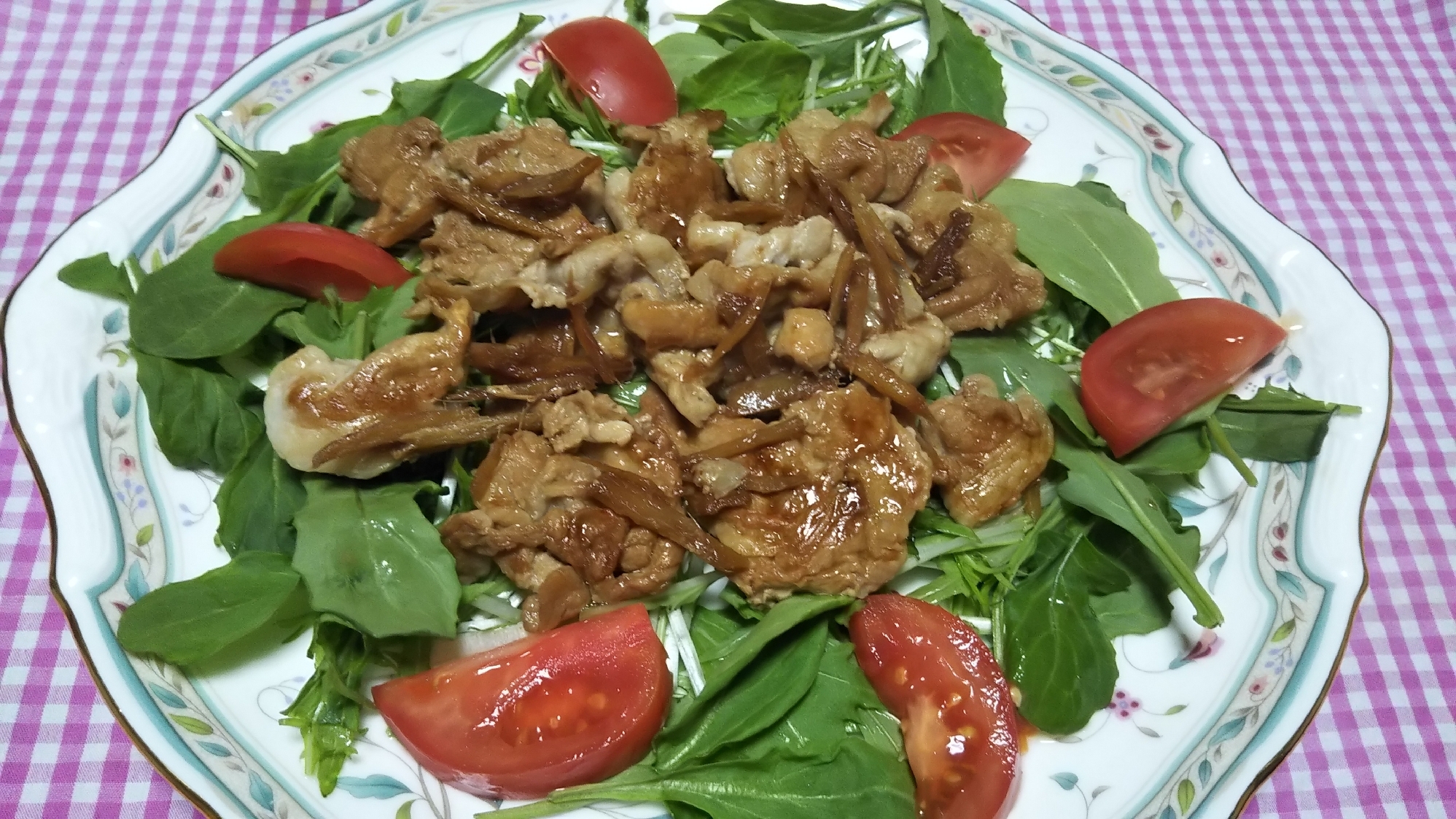 豚の生姜焼きのせベビールッコラと水菜のサラダ☆