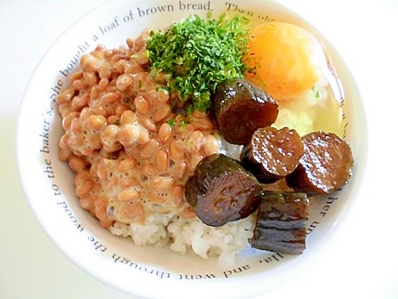 キューちゃんと青海苔と納豆の　卵かけご飯