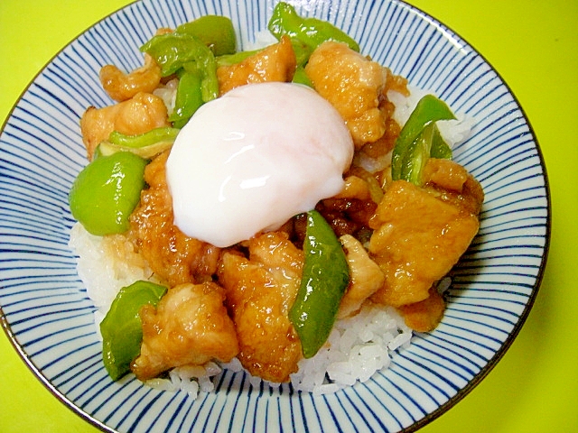 鶏とピーマンの温玉丼