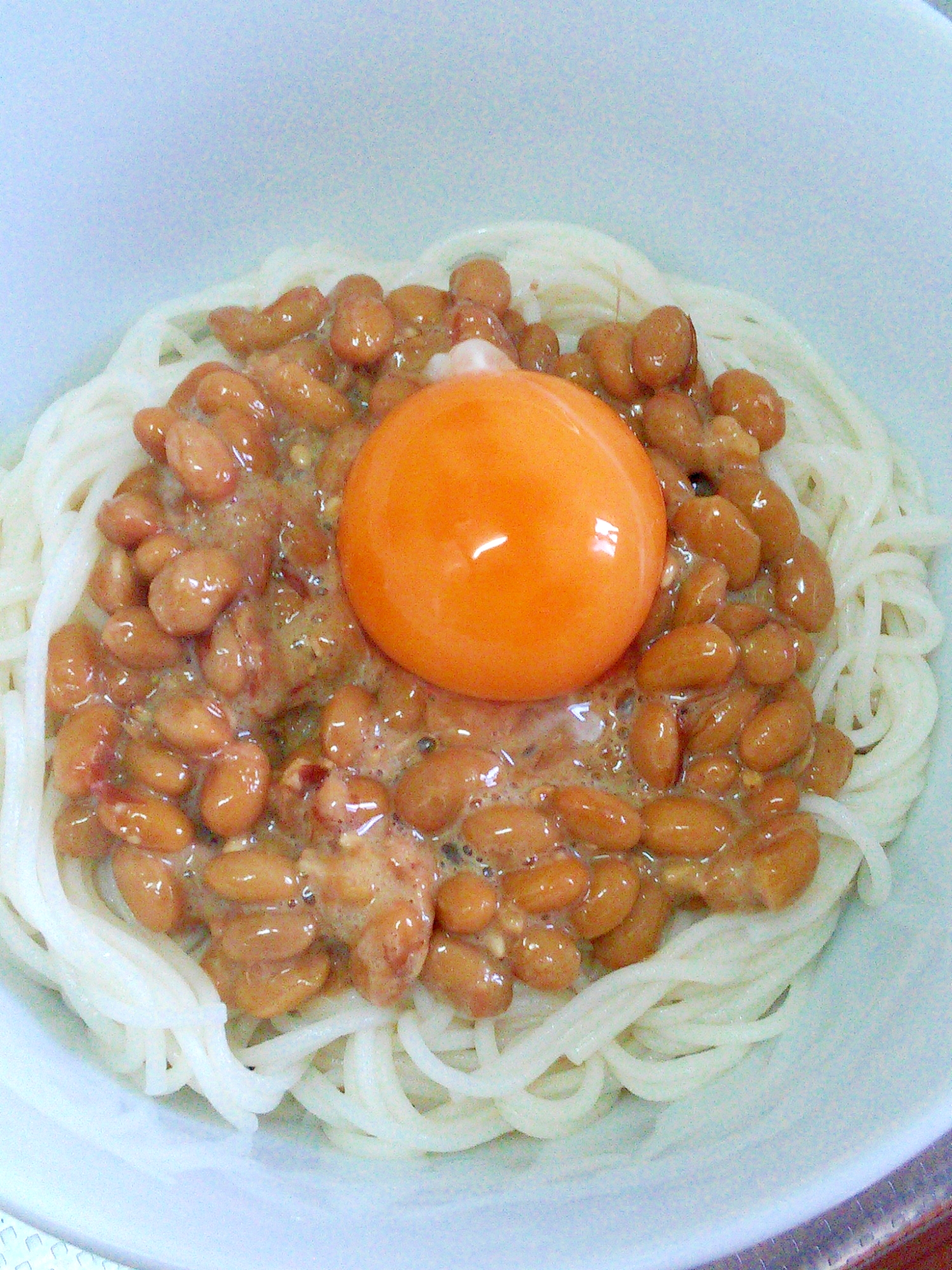 簡単☆納豆アレンジ☆たまごの黄身のせ納豆素麺