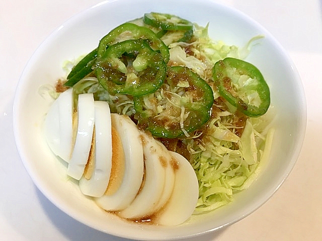 千切りキャベツと茹で卵とピーマンの☆簡単サラダ