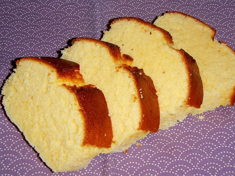 紫の紙の上に盛りつけたカットしたレモンパウンドケーキ