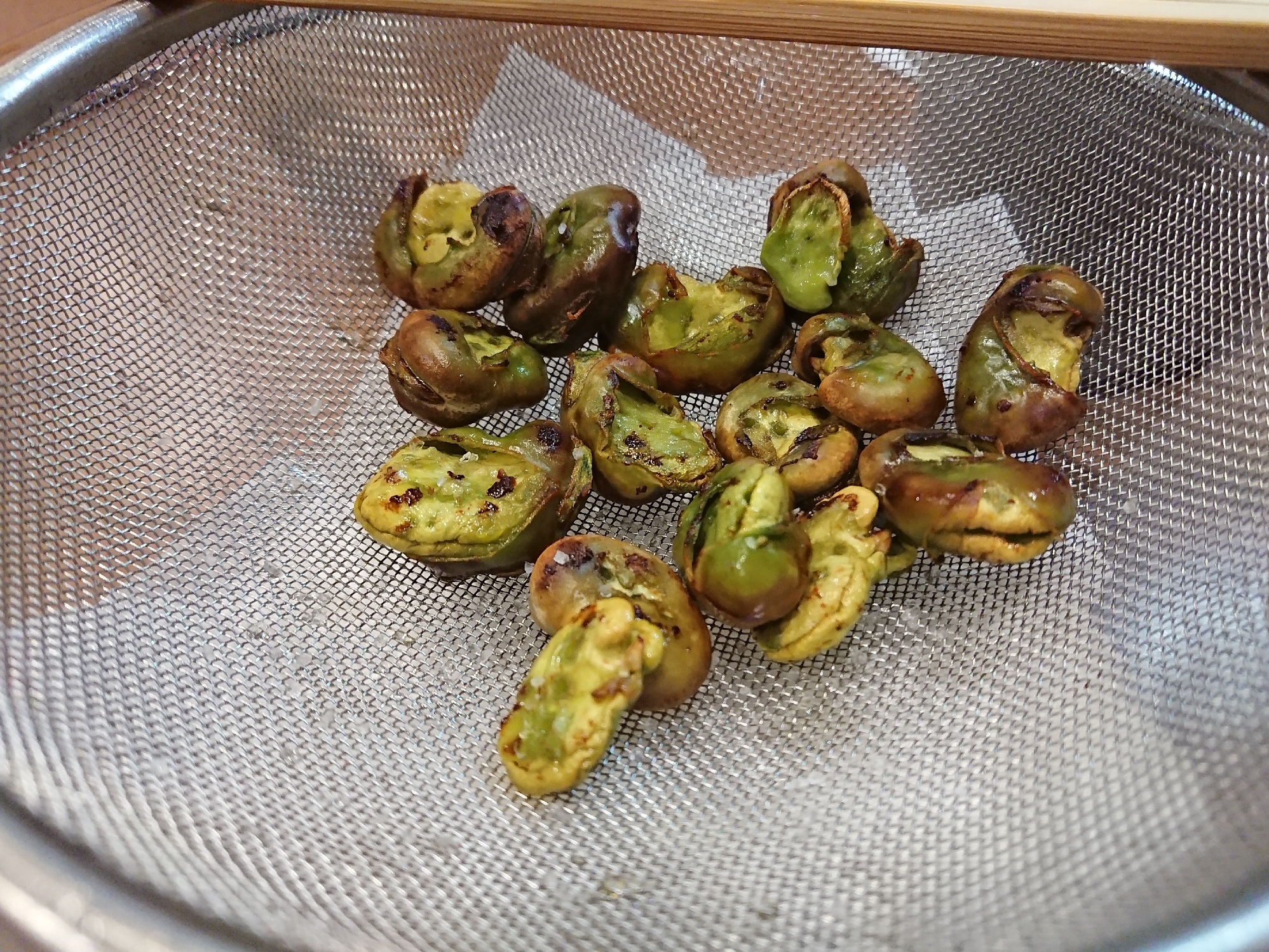 カリッと簡単おつまみ☆そら豆の素揚げ