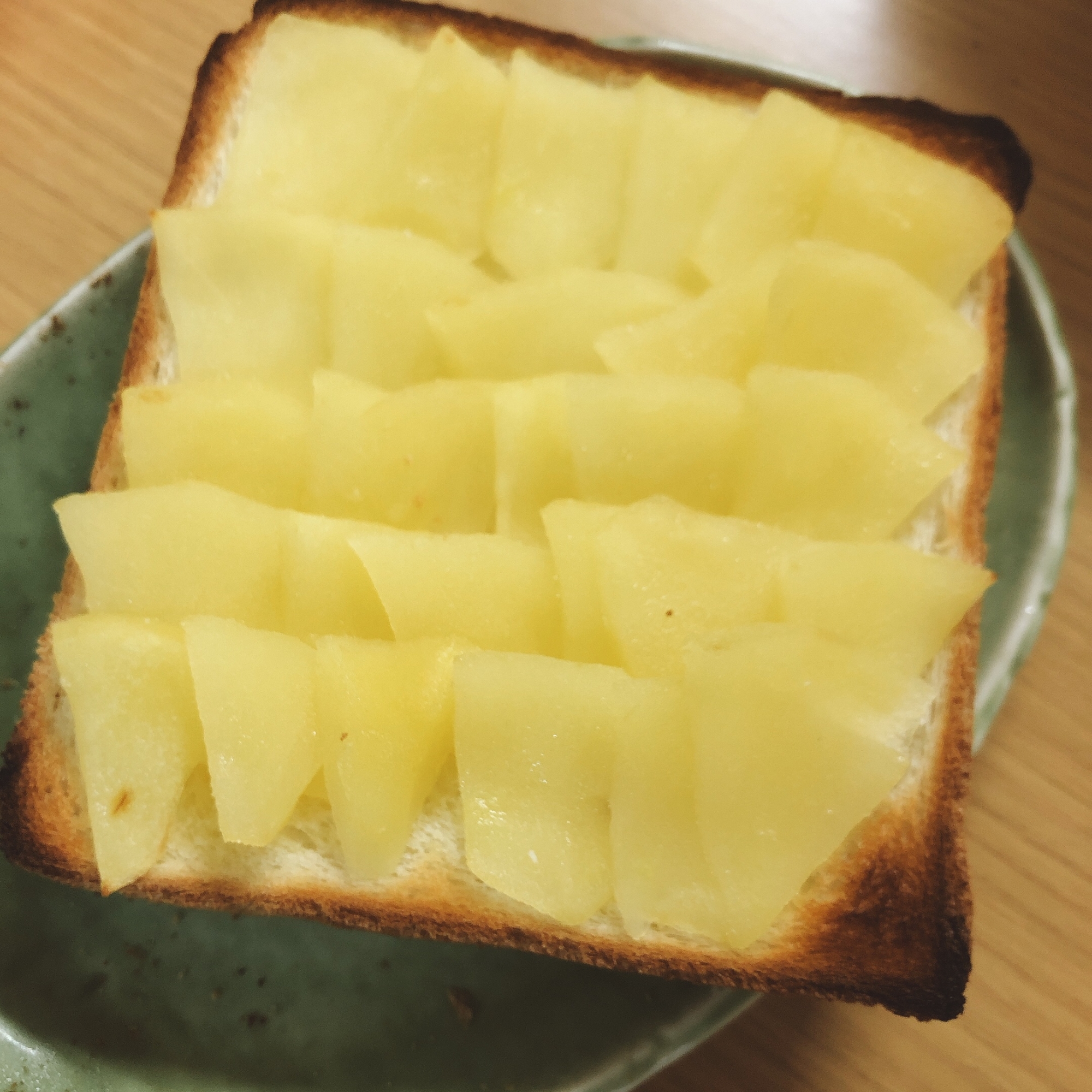 朝ごはんに♪りんごバタートースト