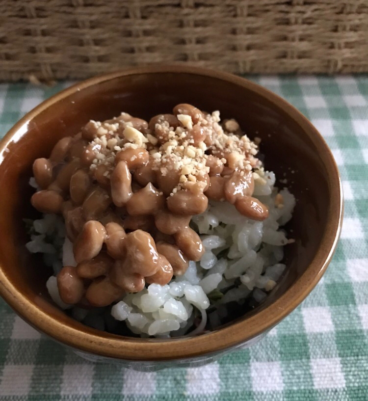 ほうれん草バターごはんのピーナッツ納豆丼