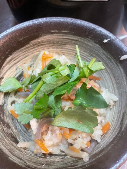 少ない具材でも·͜· ᕷ炊き込みご飯