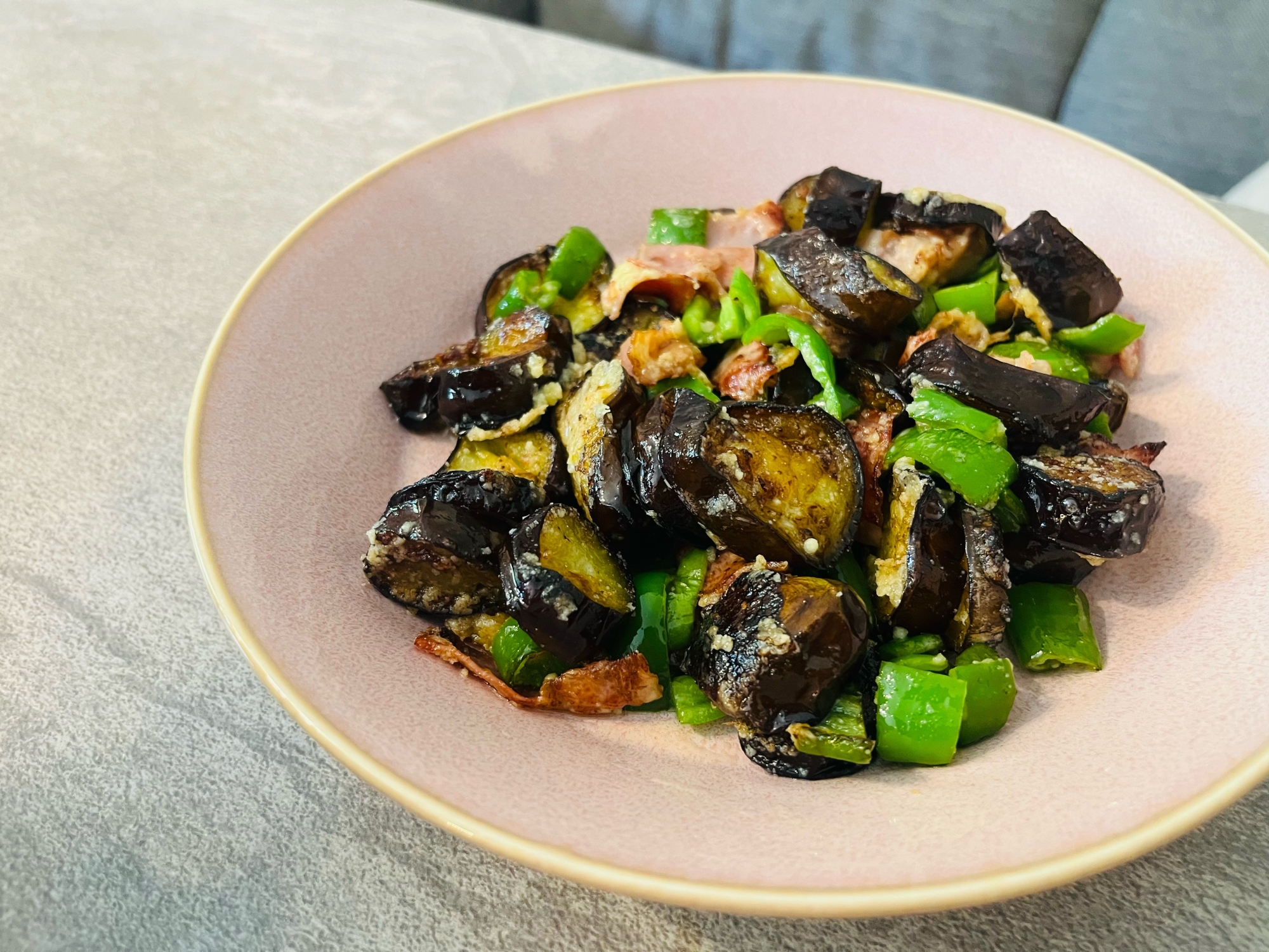 なすとベーコンのペペロンチーノ炒め