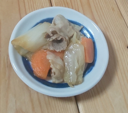 お弁当に、豚肉と白菜、にんじんの炒め物作りました☘️いただくの楽しみです♥️好きな先生が担任になったようで喜んでいました(*ﾟー^)