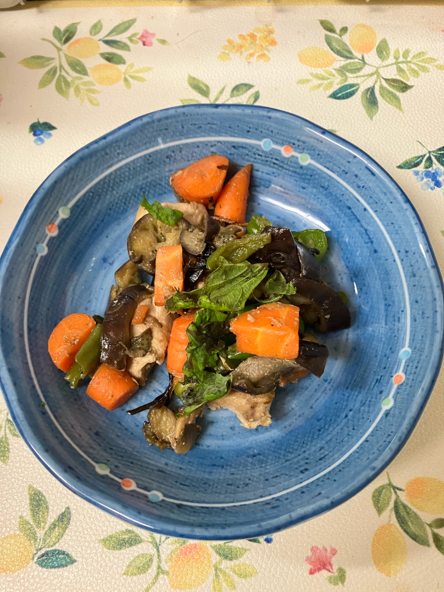 大葉香る♪鶏肉と野菜の梅塩昆布炒め