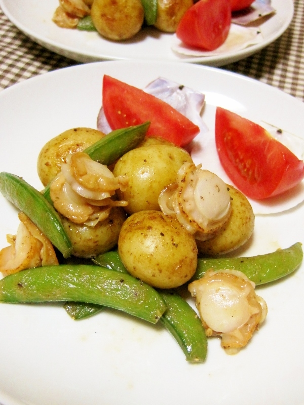じゃがいも、スナップえんどう、ホタテのバター炒めが器に盛られている
