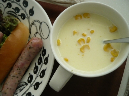 今日のお昼はパン食だったので、これ！暑いけどとろみスープがおいしくて冷房つけて食べちゃいました。おいしかった～。