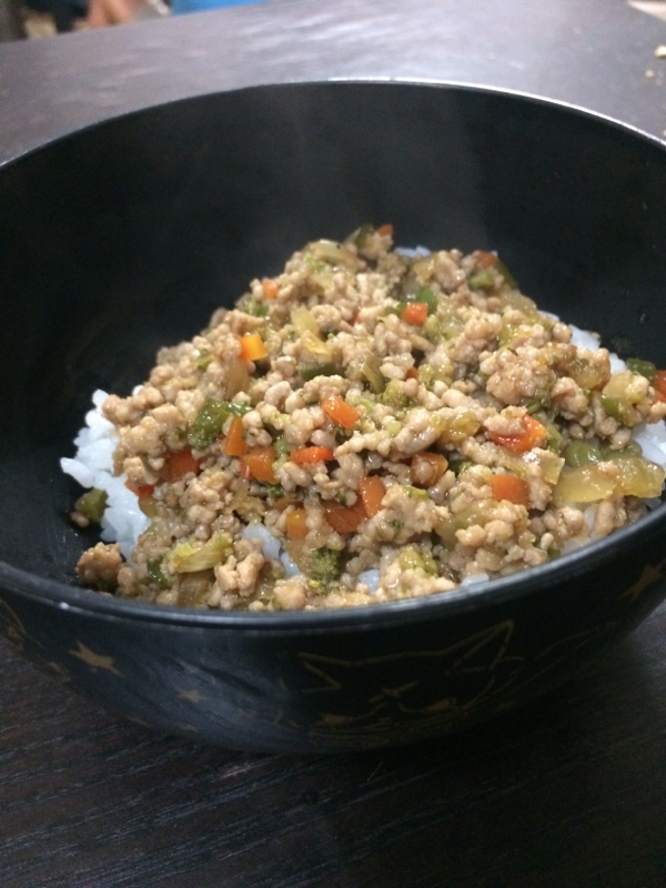 ひき肉とみじん切り野菜の丼ぶり