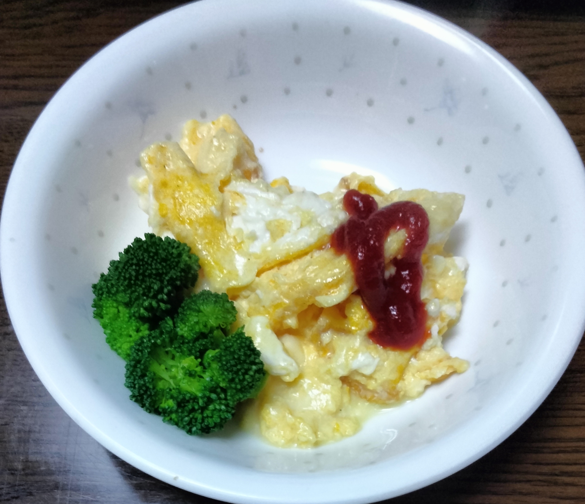 国産チーズ混ぜたスクランブルエッグ ブロコ添えて