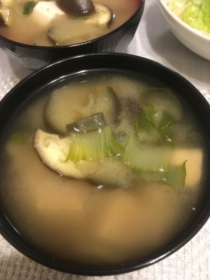 豆腐と茄子チンゲン菜の味噌汁