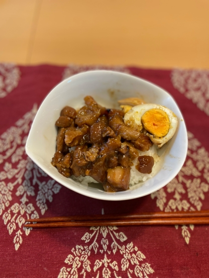 魯肉飯のレシピは色々ありますが、こちらのレシピには干し椎茸と黒糖が使われていて良いお役目を。味に深みとコクが増して作っている間も香りに癒されました。リピ決定です