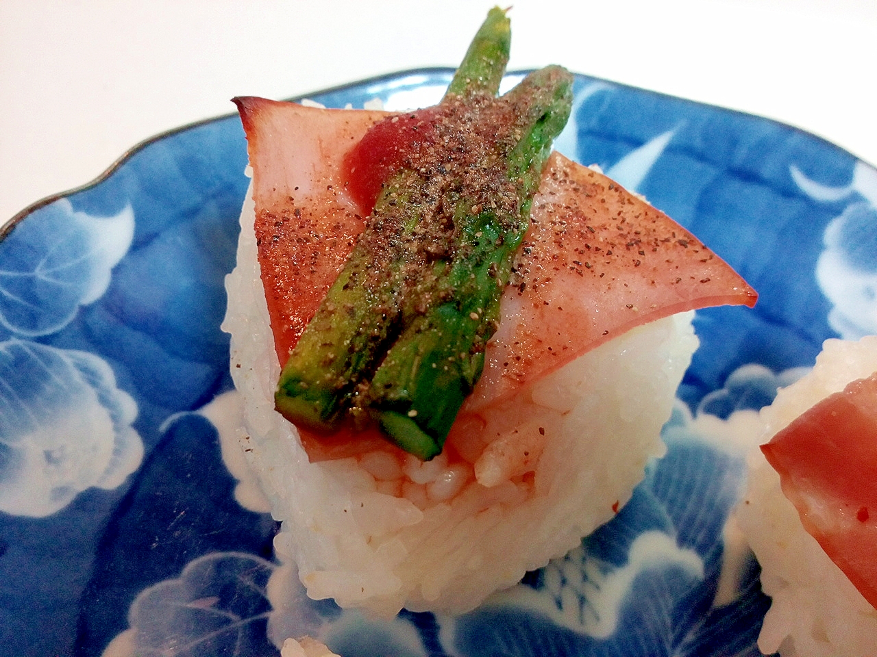 ロースハムとアスパラガスの焼きおにぎり